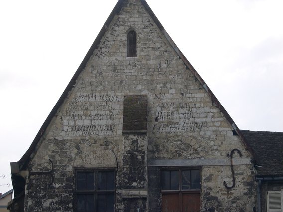  fronton d'une maison avec inscriptions anciennes